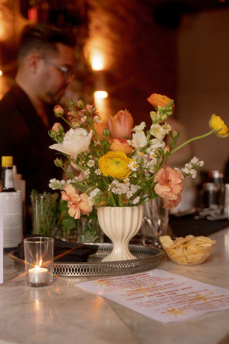 Bar_Centerpiece_with_Ranunculus_and_Tulip.jpg